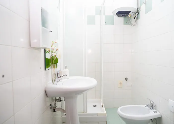 Modern And One-bedroom, 10 Min From Colosseum Apartment *